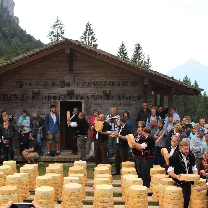 Käse wird aus dem Spicher geholt und von den Älplern aufgetürmt