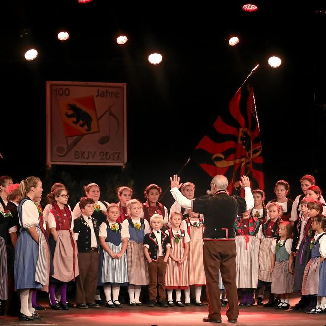 Schweizer Jodler singen im Chor am Unspunnenfest in Interlaken