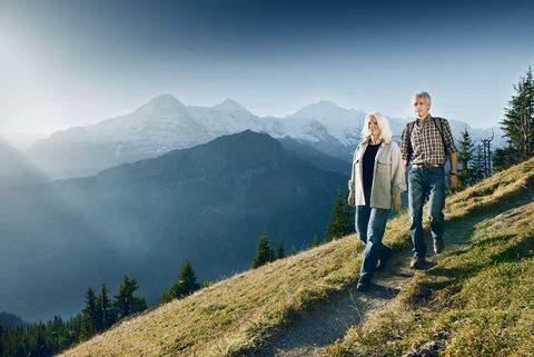 Zwei Wanderer unterwegs vor Bergpanorama