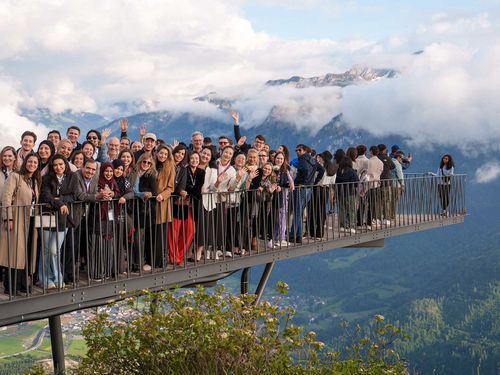 40 Teilnehmenden des Switzerland Travel Mart – Health Edition von Schweiz Tourismus auf dem zwei Seen Steg auf dem Hearder Kulm