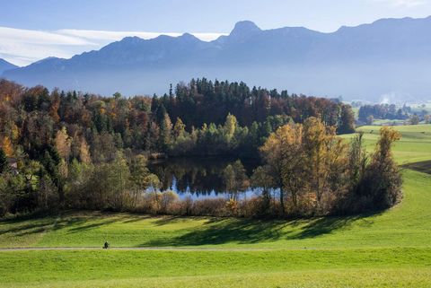 Malerischer Moränensee in der herbstlichen Hügellandschaft der Region Thun West