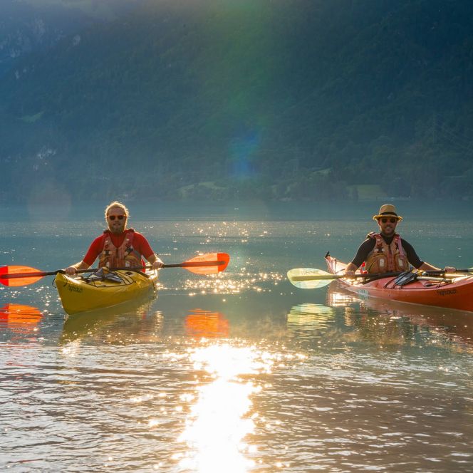Zwei Kajakfahrer unterwegs in der Morgenstimmung auf dem Brienzersee