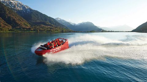 Jetboat fährt über den Brienzersee im Frühling