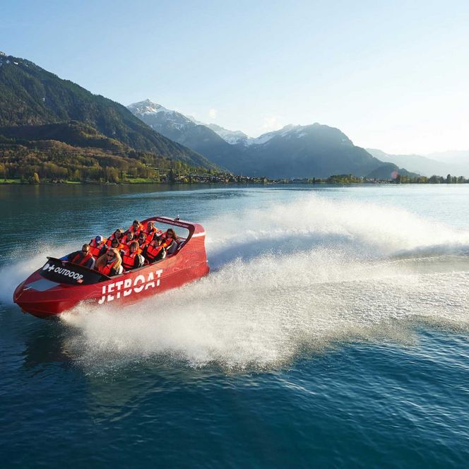 Jetboat fährt über den Brienzersee im Frühling