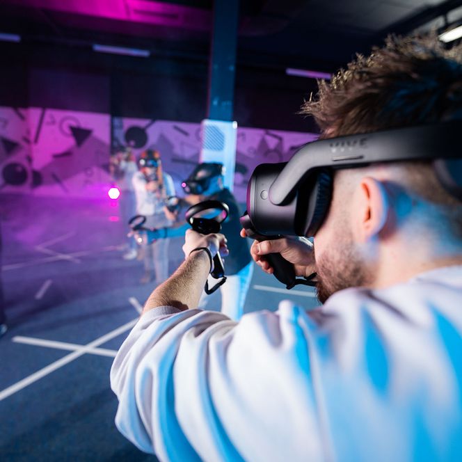 Spieler in der Virtual Arean JungfrauPark mit VR-Brillen