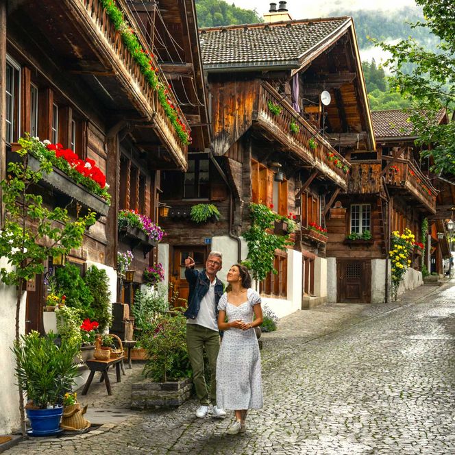 Die brühmte Brunngasse mit den Typischen Chalet-Häusern, geschmückt mit Blumen in Brienz