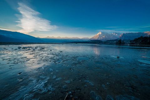 Geheimtipp: Ein Spaziergang an einem Wintermorgen im Bonstettenpark bei Thun überrascht mit einem imposanten Panoramablick auf Thunersee und die verschneite Bergwelt