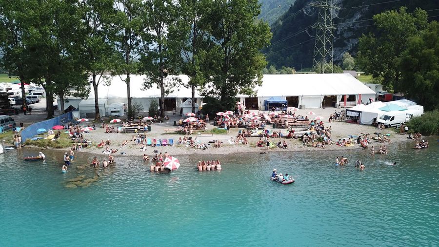 Rockfans baden im Brienzersee während dem Brienzersee Rockfestival