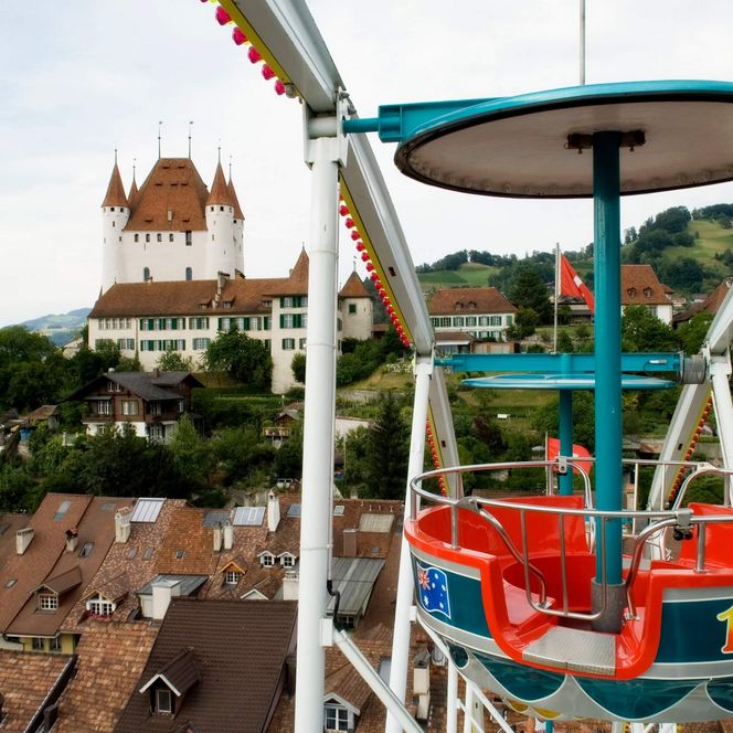 Aussicht aus einer Gondel auf dem Riesenrad am Thunfest mit Blick auf das Schloss Thun