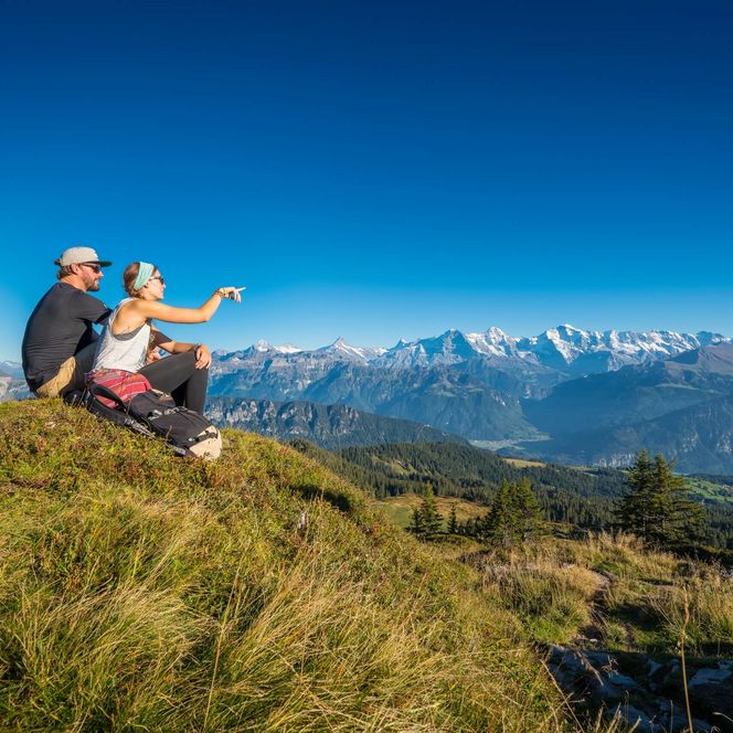 Paar auf dem Gipfel des Gemmenalphorns mit Panoramablick
