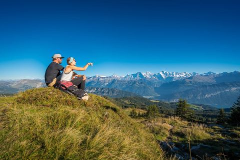 Paar auf dem Gipfel des Gemmenalphorns mit Panoramablick